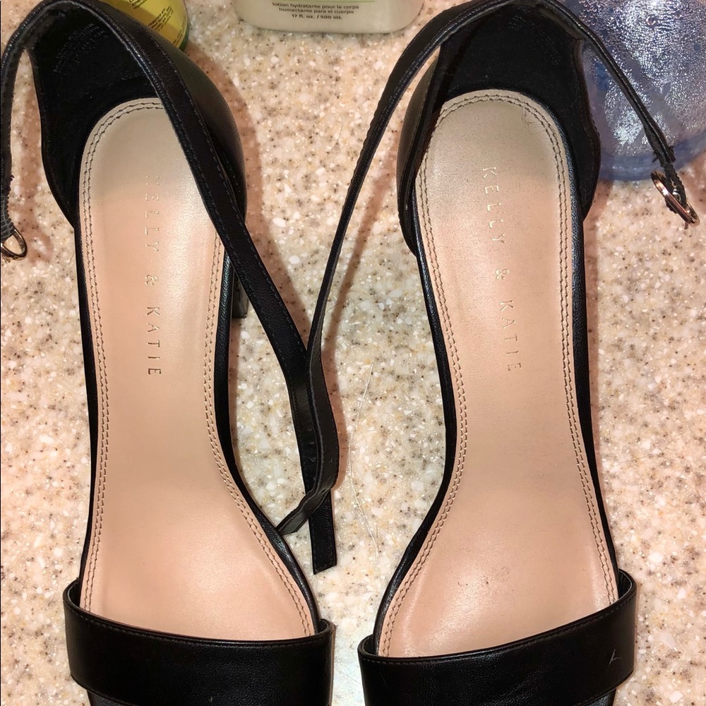 Black heels - Picture 2 of 2